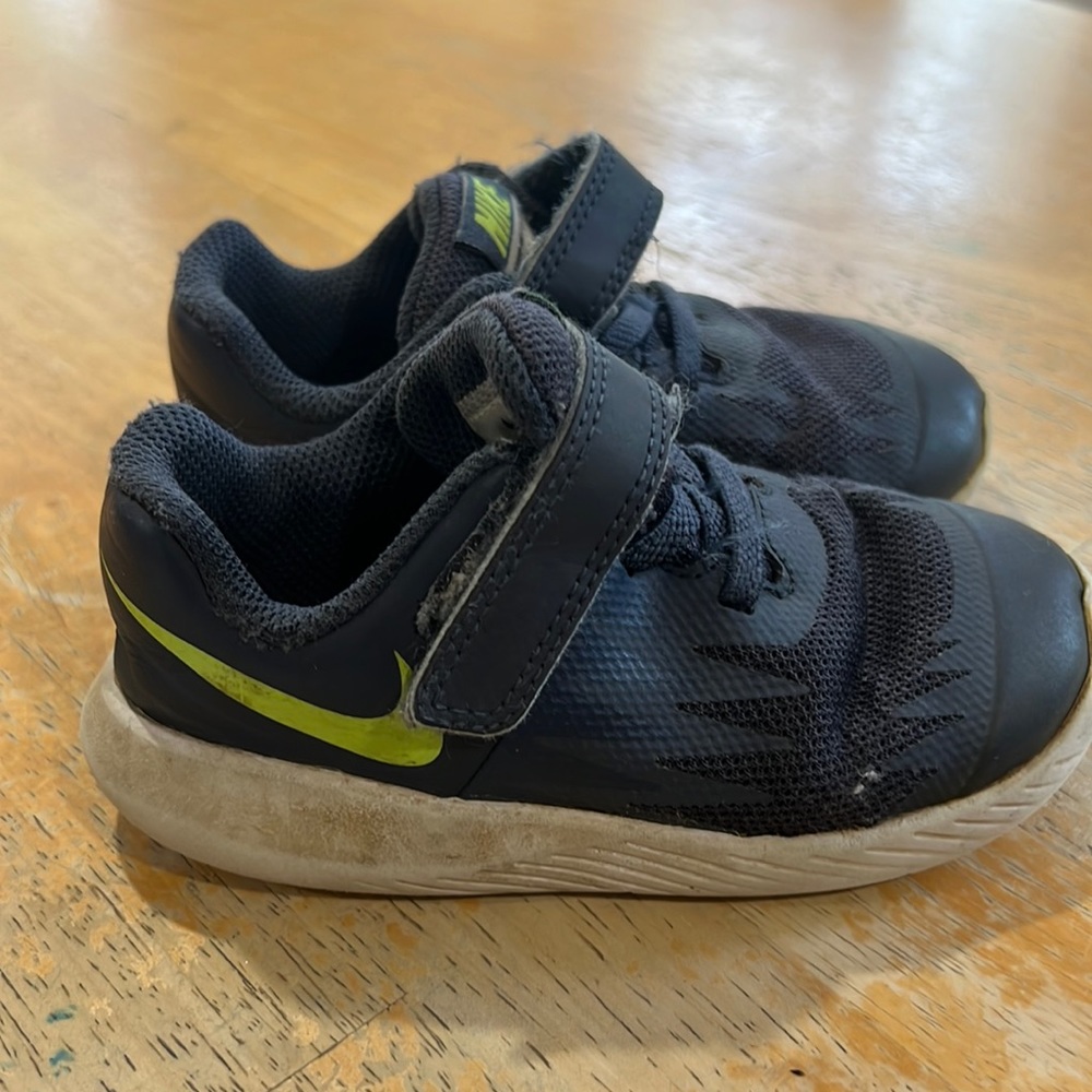 Used Nike sneakers size 7
